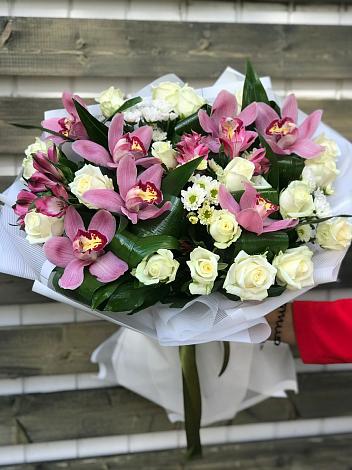 Букет цветов из: Розы и Хризантемы в Лужники