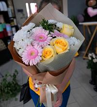 Букет цветов из:  Герберы, Розы и Хризантемы в Лужники