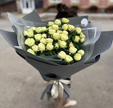 Букет Белые кустовые розы Солинеро в Лужники