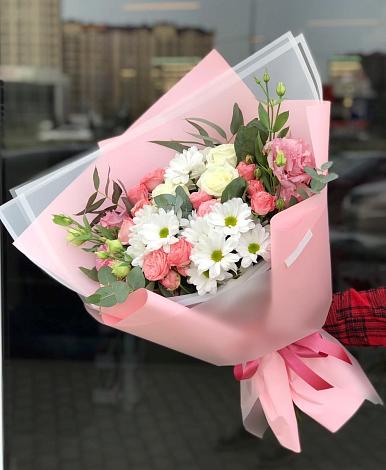 Букет цветов из: Розы, Лизиантусы и Хризантемы в Лужники